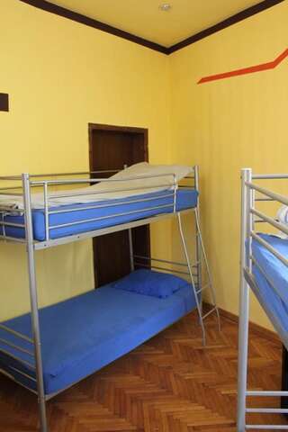 Хостелы Fun House Бухарест Кровать в общем номере с 4 кроватями-1
