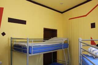 Хостелы Fun House Бухарест Кровать в общем номере с 4 кроватями-2