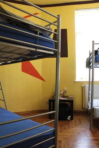 Хостелы Fun House Бухарест Кровать в общем номере с 4 кроватями-4